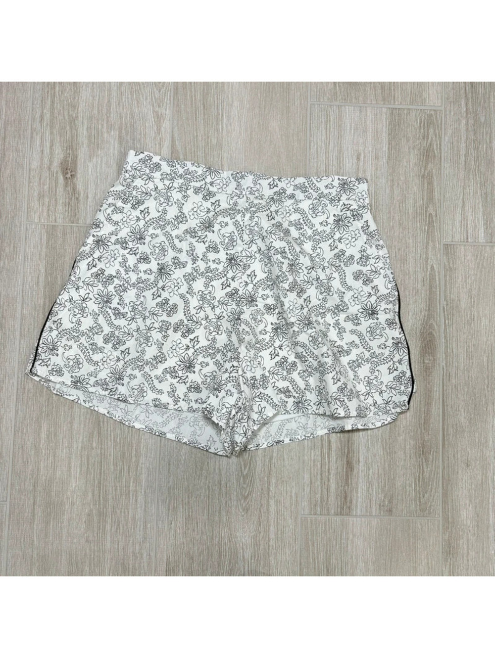 Francesca’s white and black flower pattern medium shorts